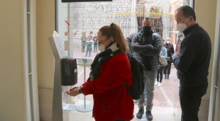 Una dona accedint al Teatre-Museu Dalí de Figueres, aquest matí