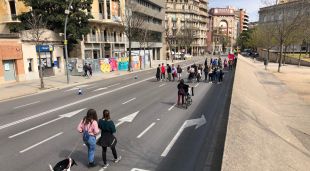 La Gran Via aquest dissabte sense cotxes i amb algus participants de la protesta