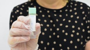 Una mostra de femta que s'utilitza en el cribratge de càncer de còlon i recte