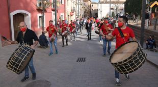 Un carrer de Verges amb els Manages tocant el timbal