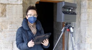 PAnna Armengol de Trimersiva amb la càmera per fer imatges en 3D a Pardines