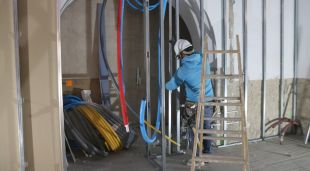 Un operari treballant en unes reformes a Girona el passat dijous