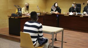 D'esquenes, l'acusat de maltractar i agredir sexualment la neboda de 8 anys a Figueres