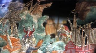 Detall de la imatge del naufragi que es pot veure dins la càmera obscura que hi ha a la mateixa vitrina del diafanorama