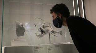 Una persona mirant alguns dels objectes de Pixar que es poden veure a l'exposició del CaixaForum de Girona