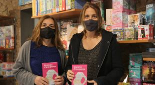 L'Eva Gasull i la Maite Marcó amb el llibre 'Històries d'una panxa'