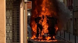 El camió cremant al bell mig del carrer