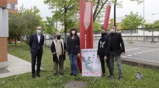 L'alcaldessa de Girona, Marta Madrenas, amb el director del Sobrequés, l'alumna que ha fet la imatge guanyadora del cartell