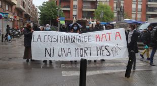 Un moment de la concentració de suport a la víctimes de l'incendi de Cassà