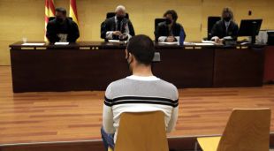 D'esquenes, l'acusat que va obligar una noia "en estat de semiinconsciència" a fer-li una fel·lació
