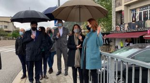 Sònia Martínez amb Meritxell Budó i altres autoritats, ahir a la Jonquera
