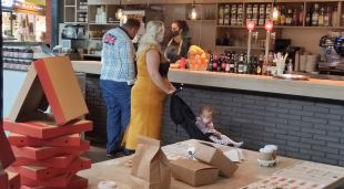 Interior d'un restaurant de l'Espai Gironès on només es pot agafar menjar per emportar