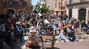 La Plaça Major de Calonge amb els veïns asseguts durant el concert i amb muntatges de llibres