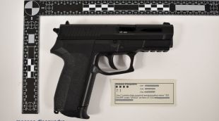 Una de les armes dels dos assaltants