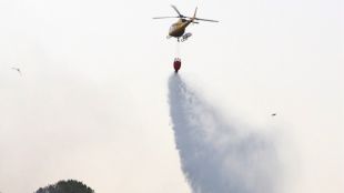 Un helicòpter dels Bombers remullant la zona © M. Estarriola
