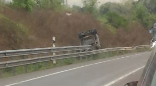 Un dels vehicles implicats en l'accident fora de la calçada