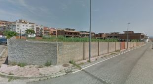 El solar on s'hi podran construir un supermercat o habitatges