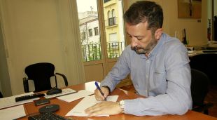 L'alcalde de Blanes signant el conveni amb la SAREB