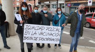 Els agents de la Policia Nacional protestant davant de la comissaria de Lloret de Mar