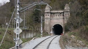Entrada del túnel de Toses (Ripollès) per on hi circulen els trens de l'R3 en direcció a Puigcerdà
