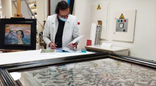 Un restaurador comprovant una de les obres de Salvador Dalí que es deixaran en préstac per una exposició a Itàlia