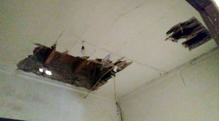 Les famílies de l'escola de Ventalló critiquen que l'edifici actual és "deficient", hi ha humitats, les golfes estan apuntalades i no té menjador