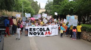 Diversos alumnes de l'escola Ventalló amb les famílies protestant per la construcció d'una escola nova