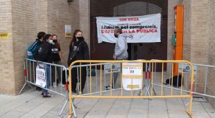 Un piquet informatiu amb diversos estudiants de la UdG a la porta de la Facultat de Lletres