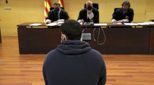 D'esquenes, un acusat de participar als disturbis postsentència a Girona de la nit del 19 d'octubre
