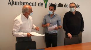 L'advocat Antoni Quintana, l'alcalde de Sant Julià de Ramis, Marc Puigtió, i l'historiador Narcís Castells