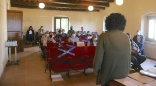 L'alcaldessa de Sant Jordi Desvalls, Núria Martínez, amb alcaldes dels municipis de l'entorn en una reunió