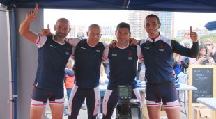 Els quatre remers després de completar el rècord del món a Palamós