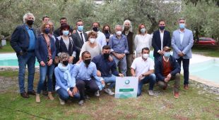 Foto de família de l'acte de lliurament de l'acreditació de turisme sostenible Biosphere, a l'hotel Cala Jóncols
