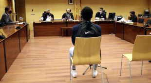 D'esquenes, el jove condemnat per llançar pedres contra la policia durant els disturbis postsentència a Girona