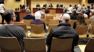 Judici als acusats de rehabilitar armes inutilitzades i posar-les en circulació i alguns compradors