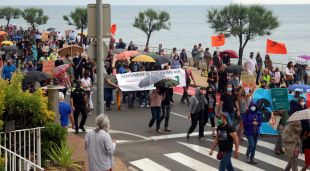 Els manifestants recorrent el passeig marítim de l'Escala