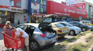 Compradors a la Jonquera el maig de l'any passat