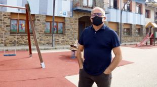 L'alcalde de Planoles, David Verge, amb l'escola de fons