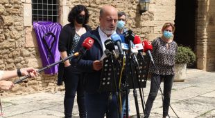 Francesc Castañer llegint una declaració institucional