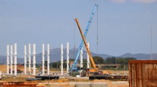Dues grues treballant al polígon que Amazon està aixecant al Logis Empordà