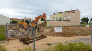 Les màquines treballant a Llagostera on s'ubicarà el nou edifici per a persones de més de 60 anys