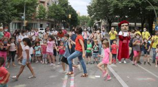 Pares i alumnes ballant aquest divendres 4 de juny de 2021 amb els alumnes de l'escola Bruguera i l'Eiximenis