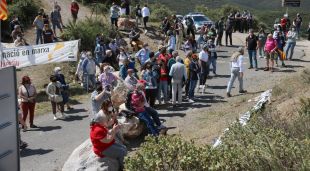 La zona del coll de Banyuls amb les pedres al mig de la carretera i els manifestants protestant