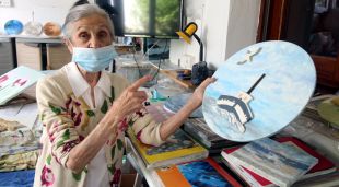 La ceramista i artista Quimeta Serra al seu taller de Sant Feliu de Guíxols