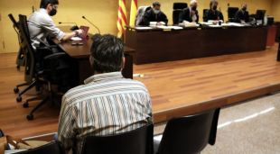 D'esquenes, l'acusat de maltractar, insultar, amenaçar i violar la parella a Roses