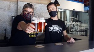 La vicepresidenta de GECAN, Judit Cartex, i un dels fundadors de Cervesa del Monseny Jordi Llebaria brindant amb cervesa a Sant Miquel de Balenyà