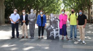 L'alcaldessa de Figueres, Agnès Lladó, i la directora dels Museus Dalí, Montse Aguer, juntament amb el regidor de Cultura, Alfons Martínez i representants del comerç i la restauració