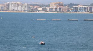 Els efectius dels GEAS i de l'Armada allunyant l'explosiu trobat a Roses