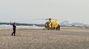 Els rescatats rebent assistència a la platja