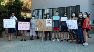 Un moment de la protesta que han fet avui les famílies dels alumnes de l'escola d'educació especial Els Àngels de Palamós